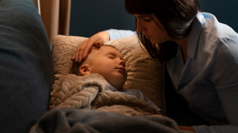 How to Encourage Your Child to Sleep Early in 2025